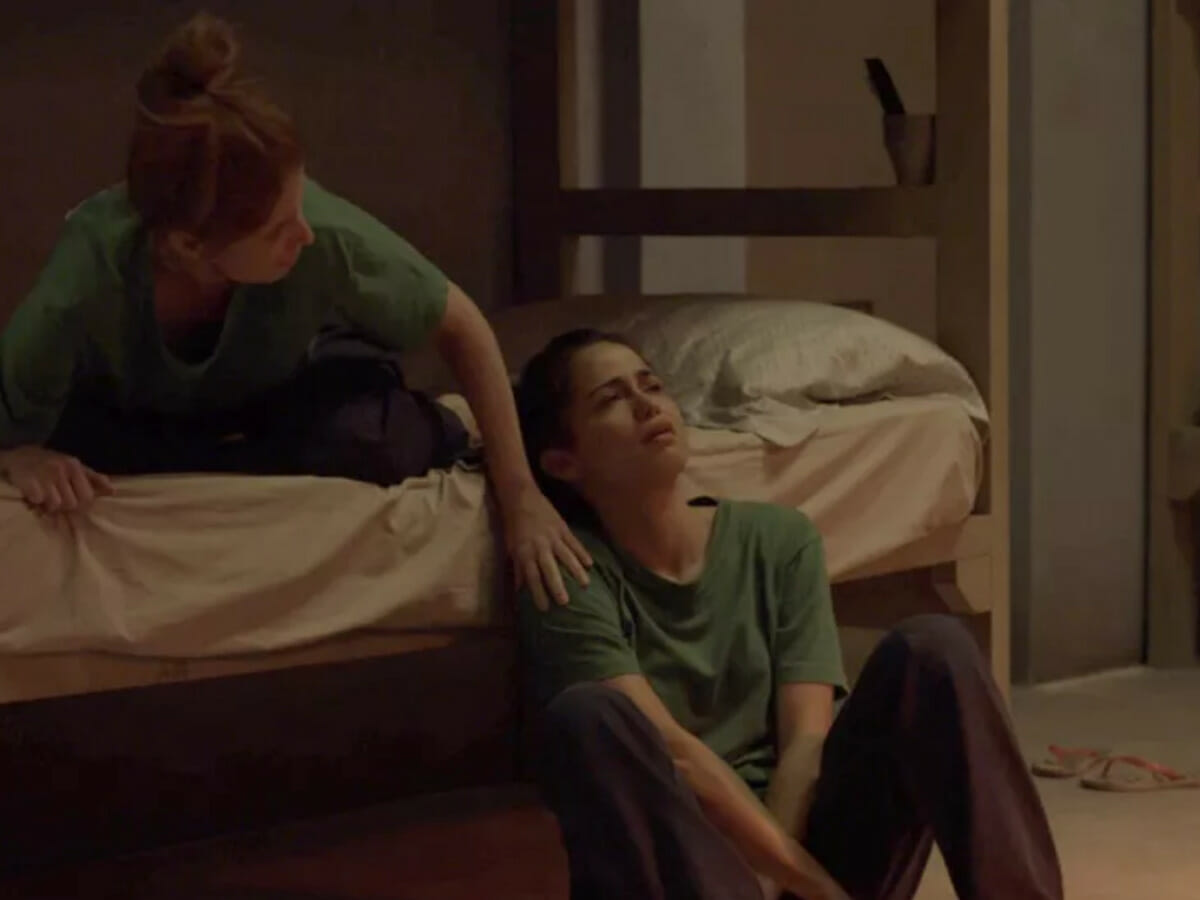 Sandra Helena (Nanda Costa) e Mônica (Julia Lund) em Pega Pega (Reprodução/Globo)