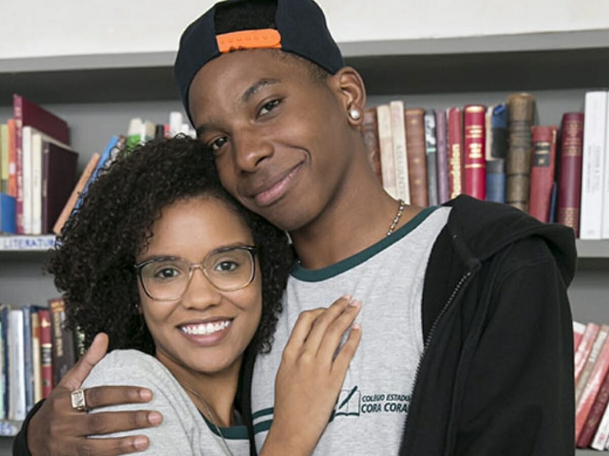 Ellen (Heslaine Vieira) e Fio (Lucas Penteado) de Malhação - Viva a Diferença