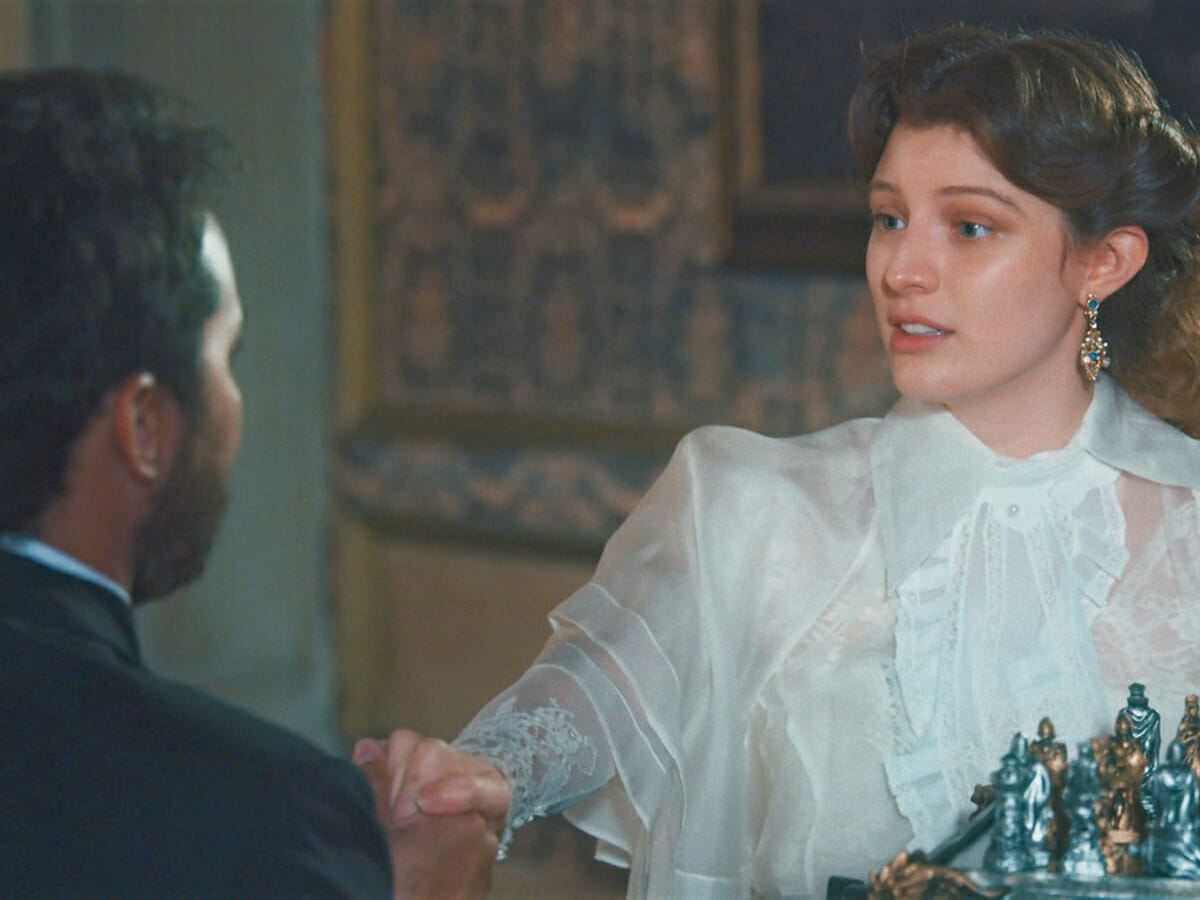 Isabel (Giulia Gayoso) e Pierre (Gabriel Fuentes) em Nos Tempos do Imperador