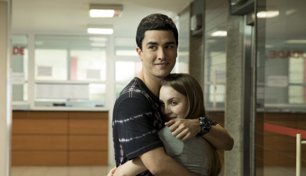 Leonardo Bittencourt e Carla Diaz em A Menina Que Matou Os Pais
