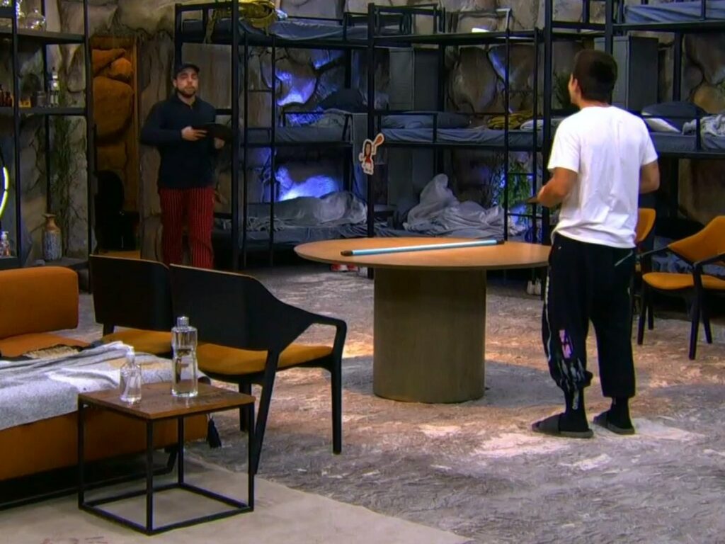 Lucas bate na porta do banheiro na Ilha Record