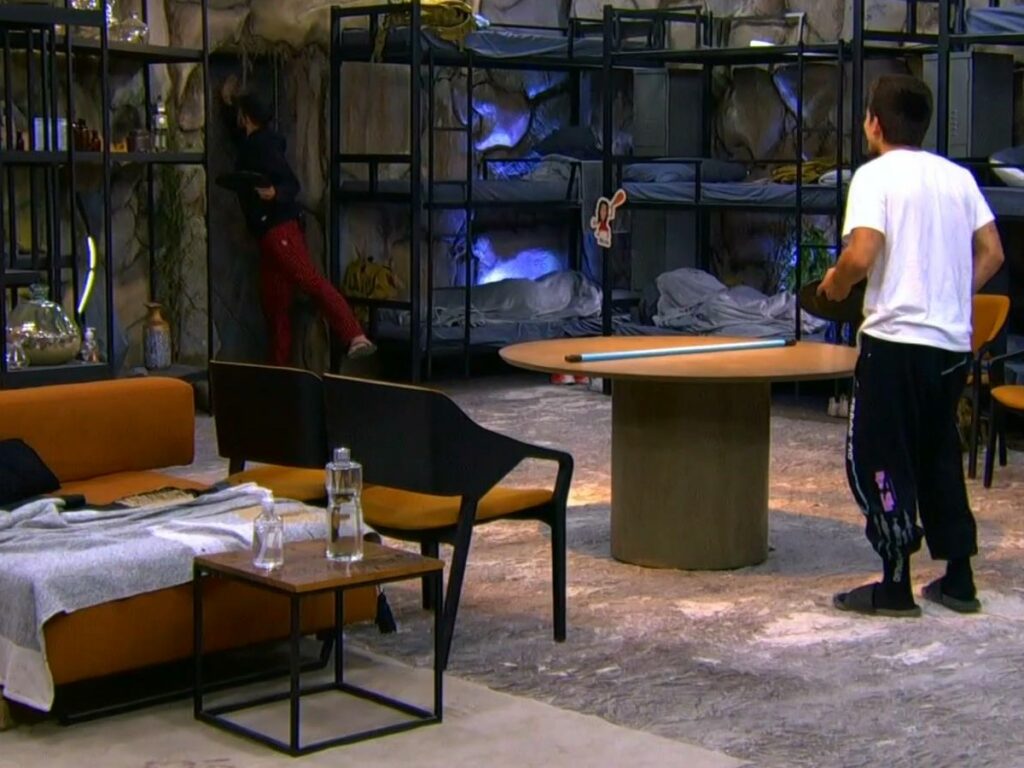 Lucas bate na porta do banheiro na Ilha Record (Reprodução/PlayPlus)