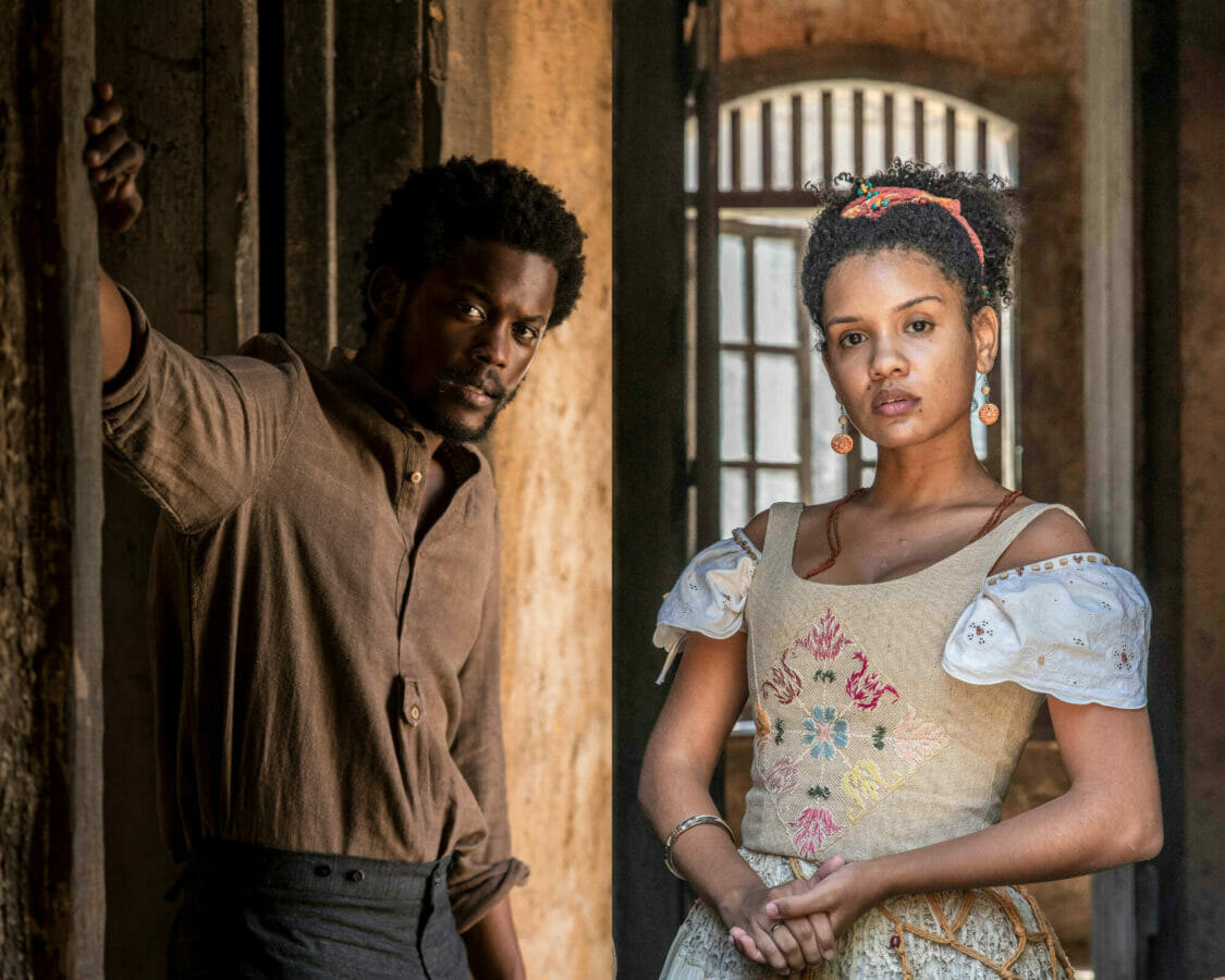 Guebo (Maicon Rodrigues) e Zayla (Heslaine Vieira) de Nos Tempos do Imperador (Divulgação/Globo)