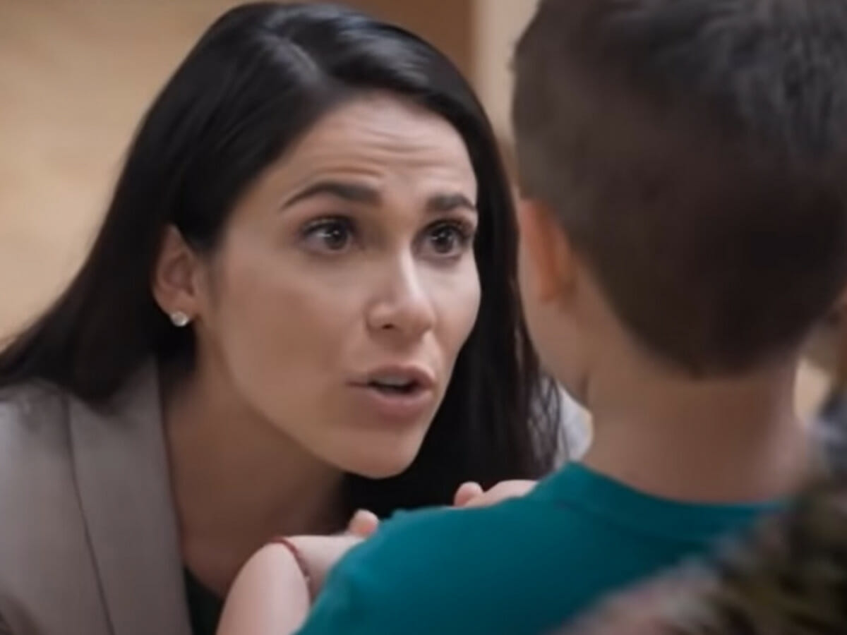 Nícolas (Leonardo Herrera) e Helena (Eva Cedeño) em Te Dou a Vid (Reprodução Televisa)