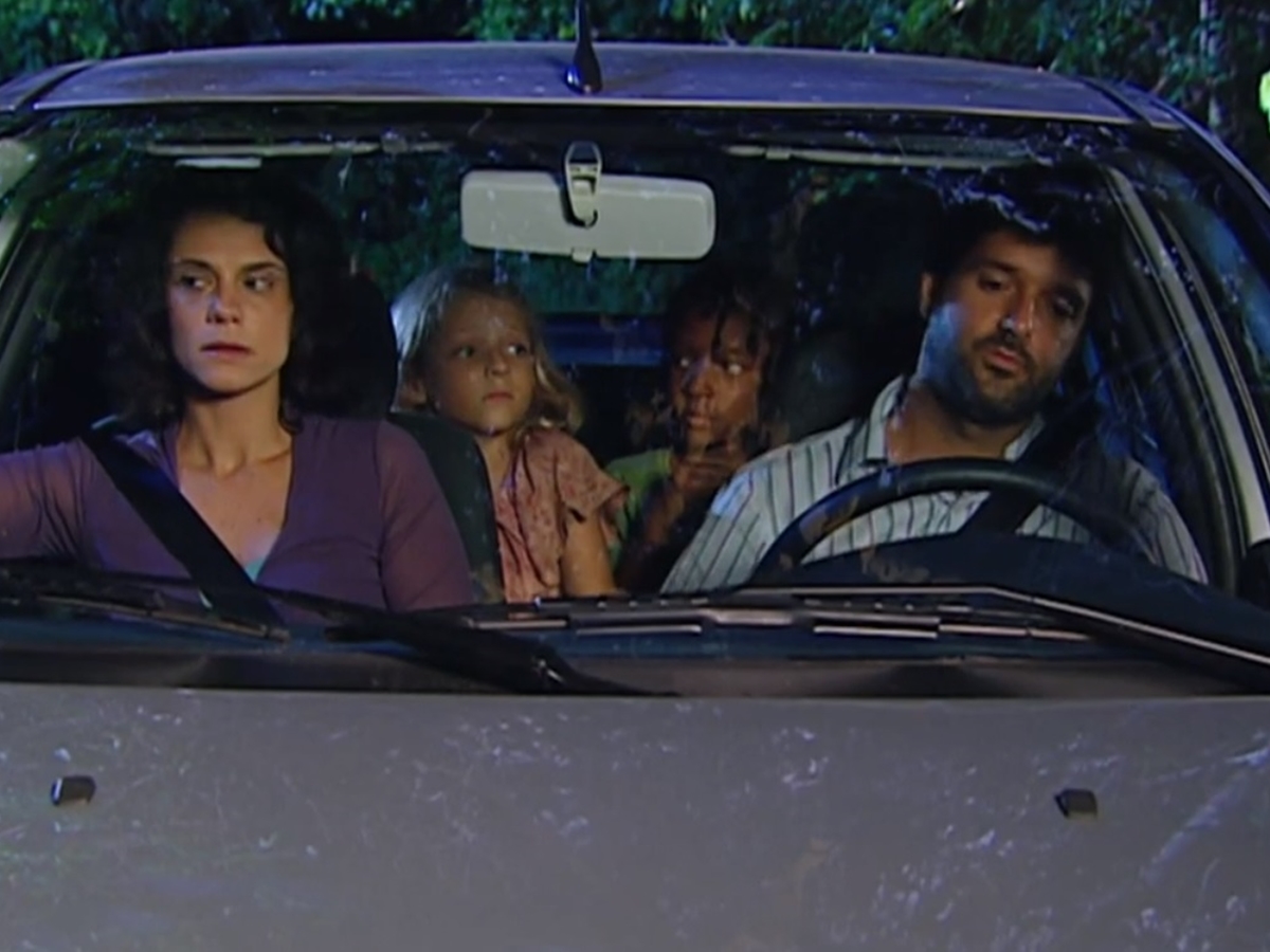 Nininha (Júlia Maggessi) e Zezinho (Diego Francisco) com crimonosos de Prova de Amor