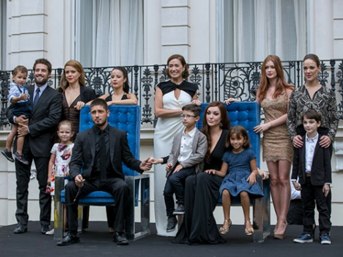 Personagens na foto final da novela Império (Reprodução Globo)