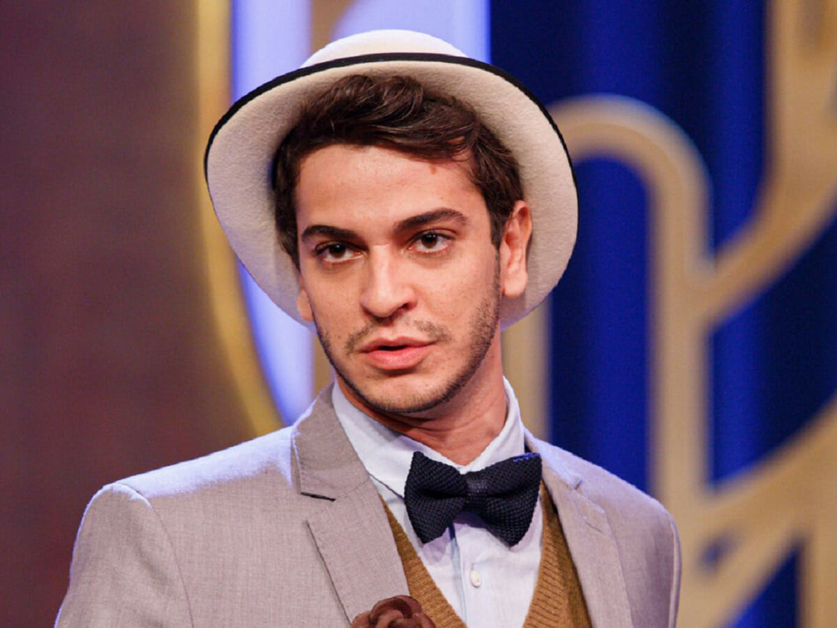 Victor Lamoglia no cenário de gravação do game show M.E.M.E da Comédia