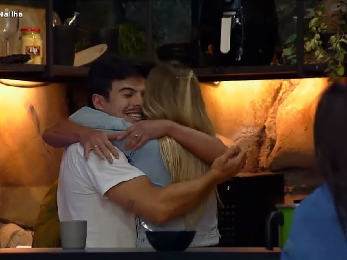Thomaz e Antonela recepcionam Nadja no exílio da Ilha Record
