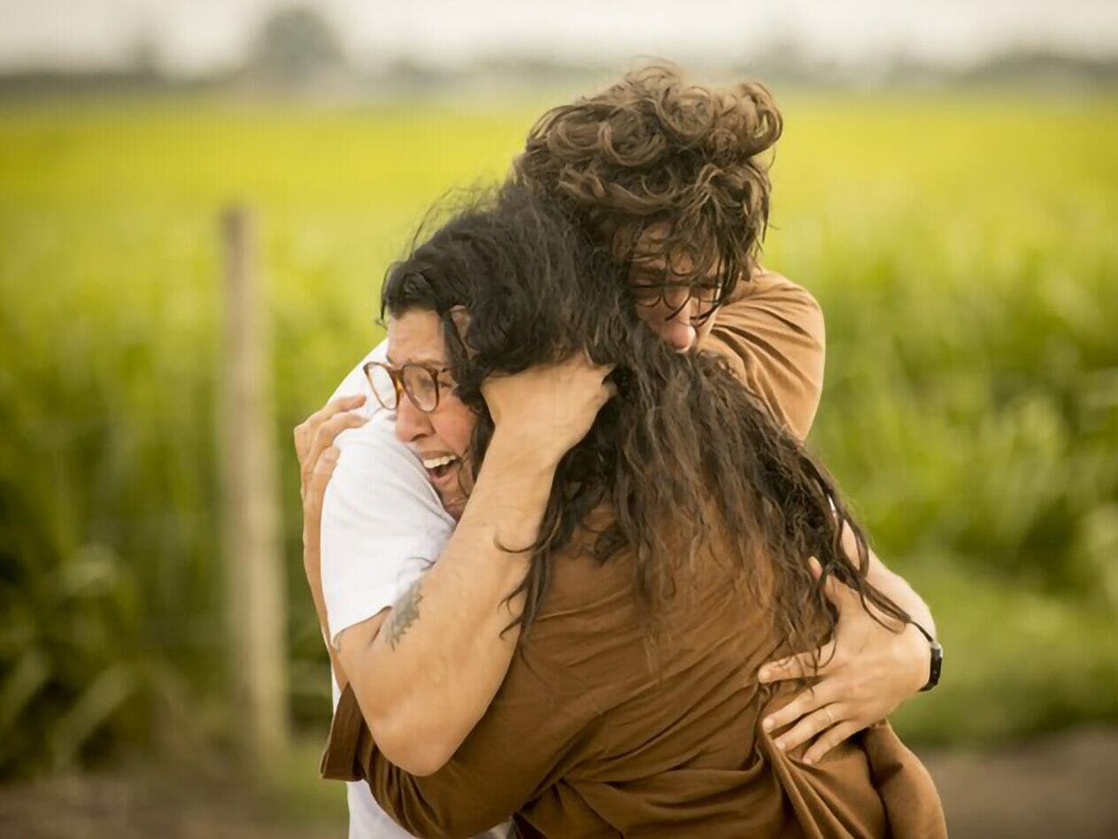 Domênico (Chay Suede) e Lurdes (Regina Casé) em Amor de Mãe