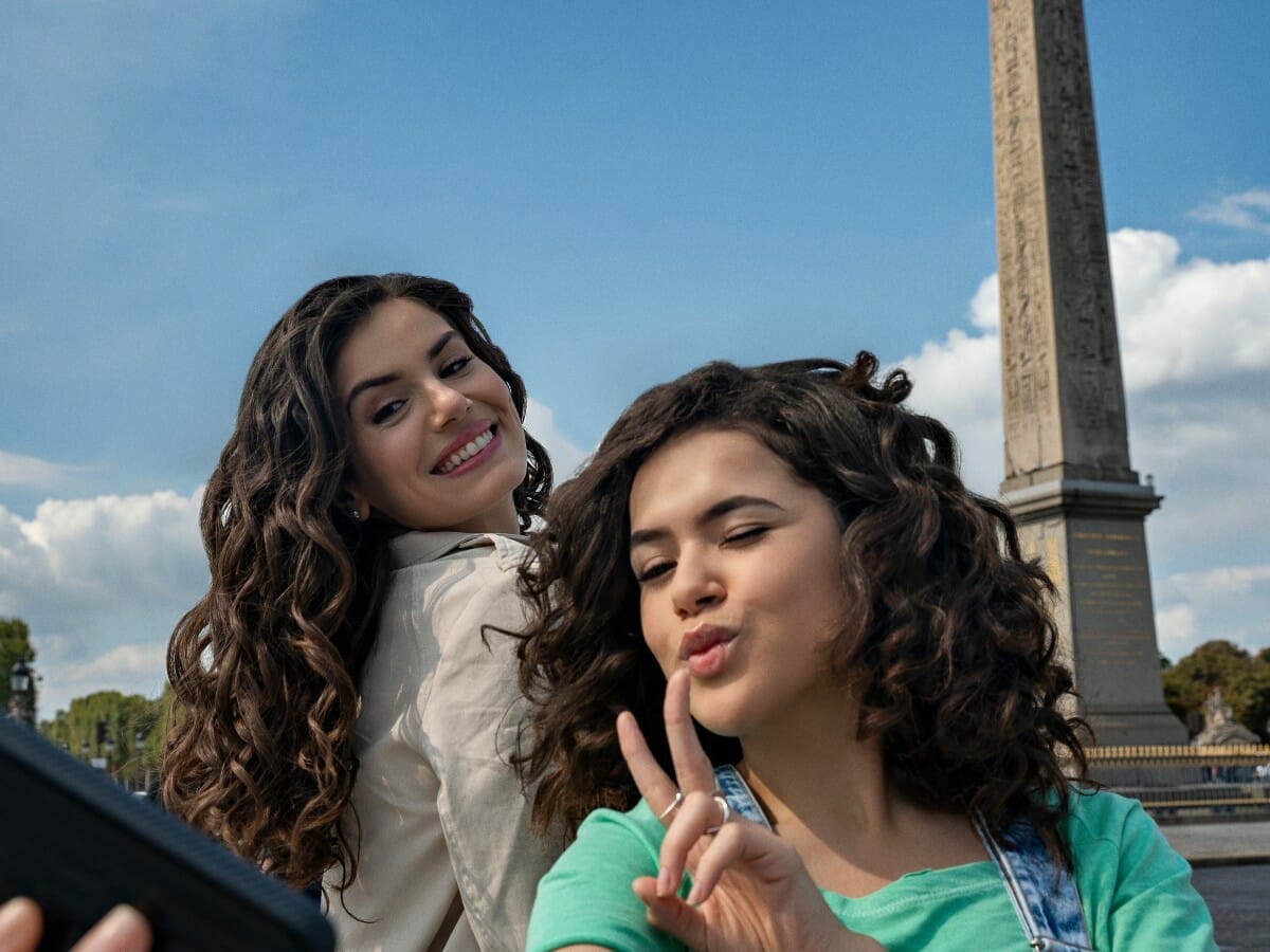 Camila Queiroz e Maisa Silva estrelam De Volta aos 15