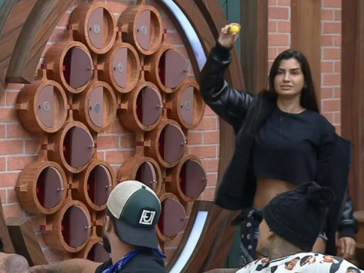 Marina Ferrari retira a bolinha amarela no sorteio da prova de fogo