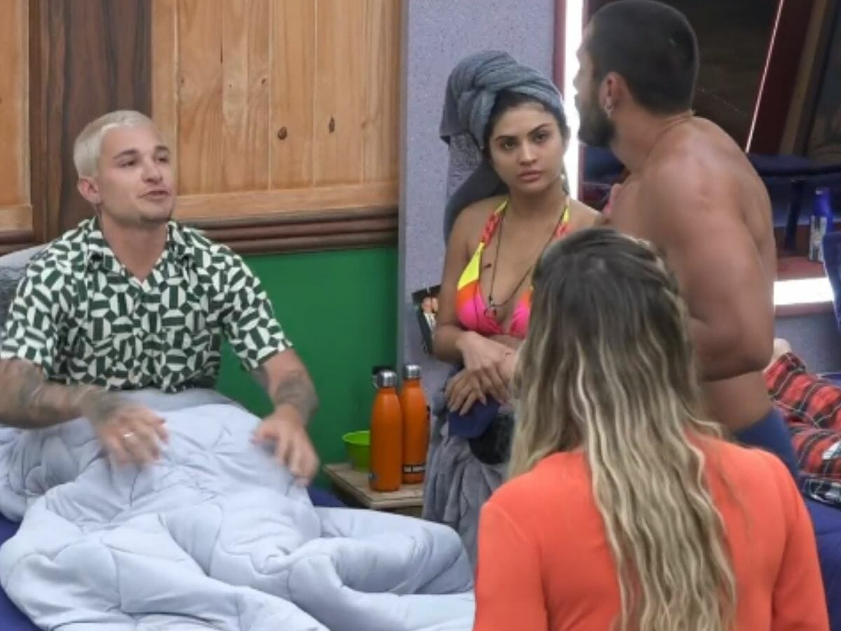 Peões discutem no quarto da sede, de A Fazenda 13