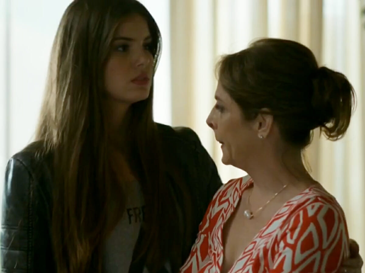 Angel (Camila Queiroz) e Carolina (Drica Moraes) em Verdades Secretas