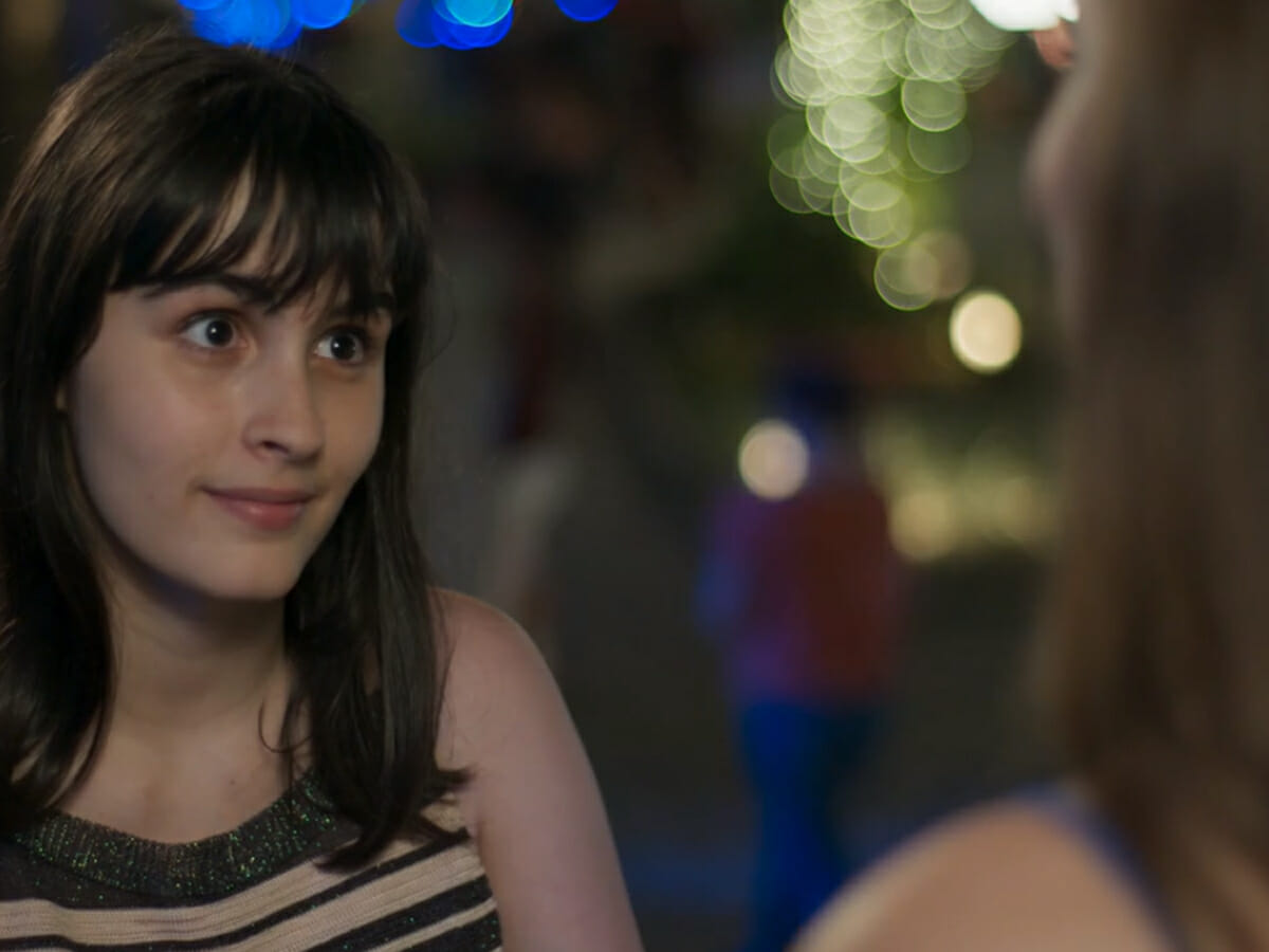 Bebeth (Valentina Herszage) e Luíza (Camila Queiroz) em Pega Pega