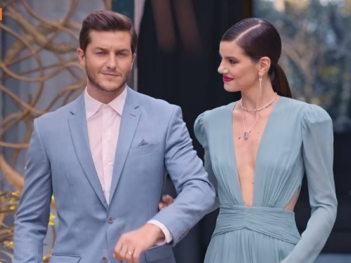 Camila Queiroz e Klebber Toledo na apresentação do Casamento às Cegas (Reprodução: Netflix)