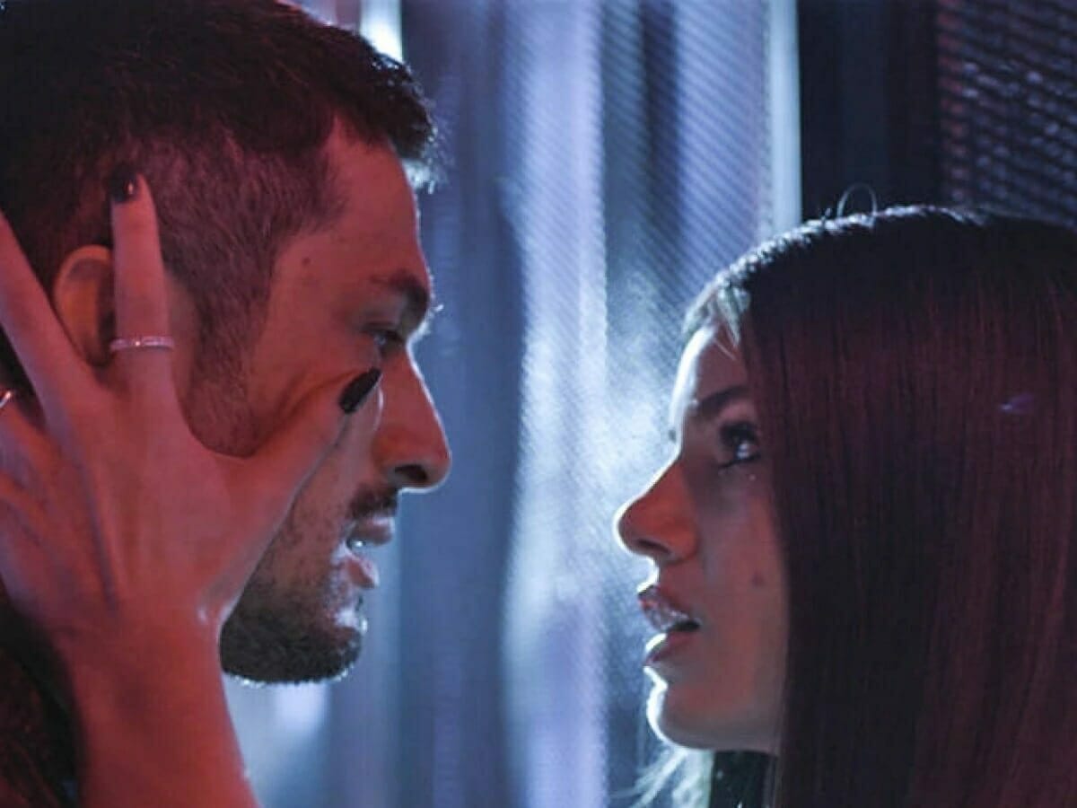 Cristiano (Romulo Estrela) e Angel (Camila Queiroz) em Verdades Secretas 2