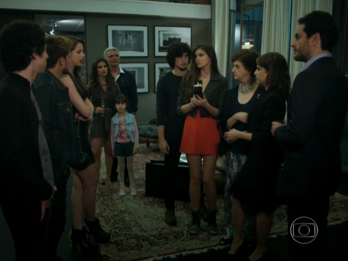 Aniversário de Angel (Camila Queiroz) em Verdades Secretas é marcado por climão (Reprodução/Globo)