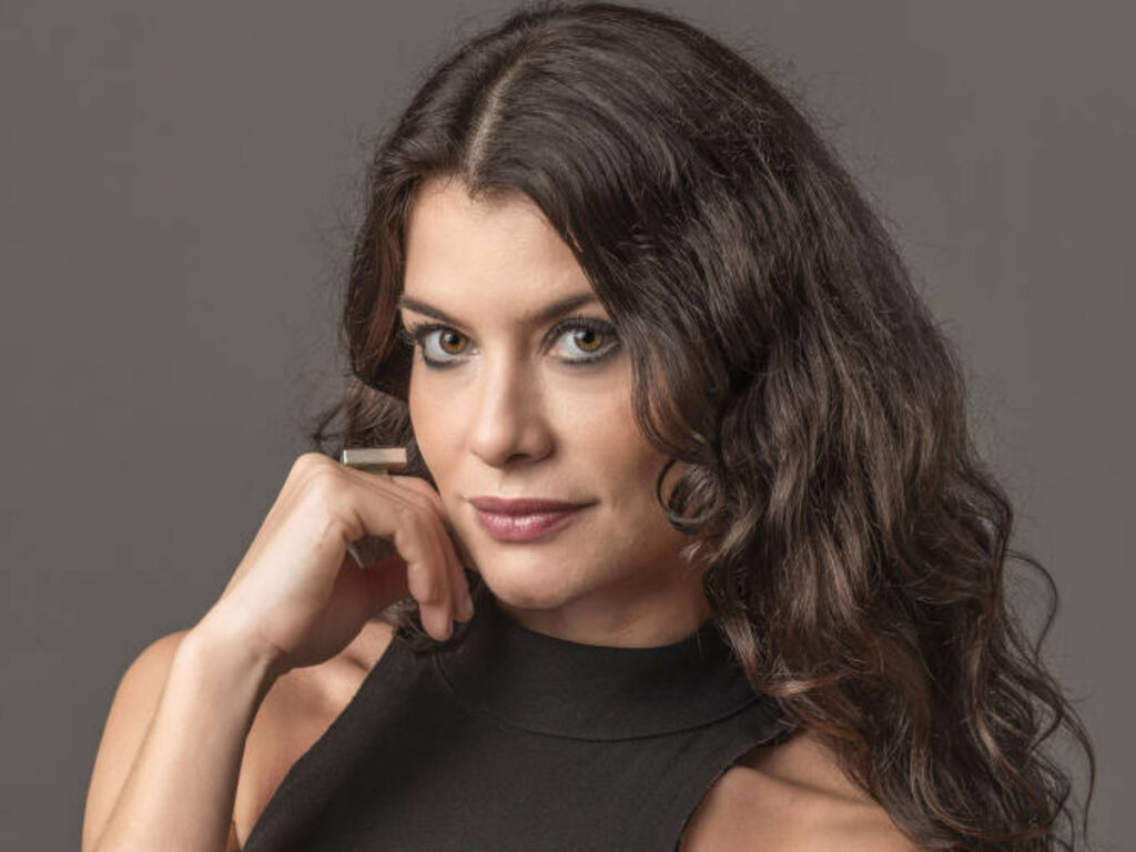 Alinne Moraes vive Bárbara em Um Lugar ao Sol (Reprodução/Globo)