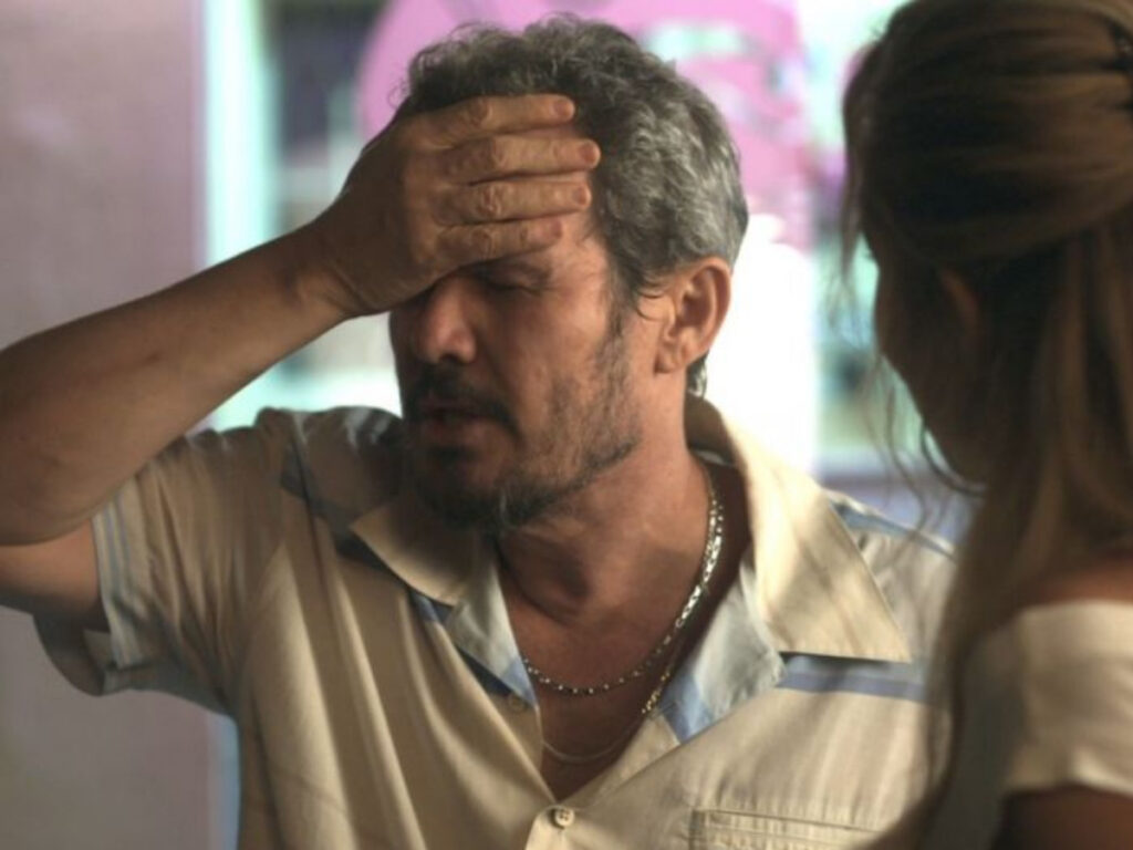 Aníbal (Edmilson Barros) em Pega Pega (Reprodução/Globo)