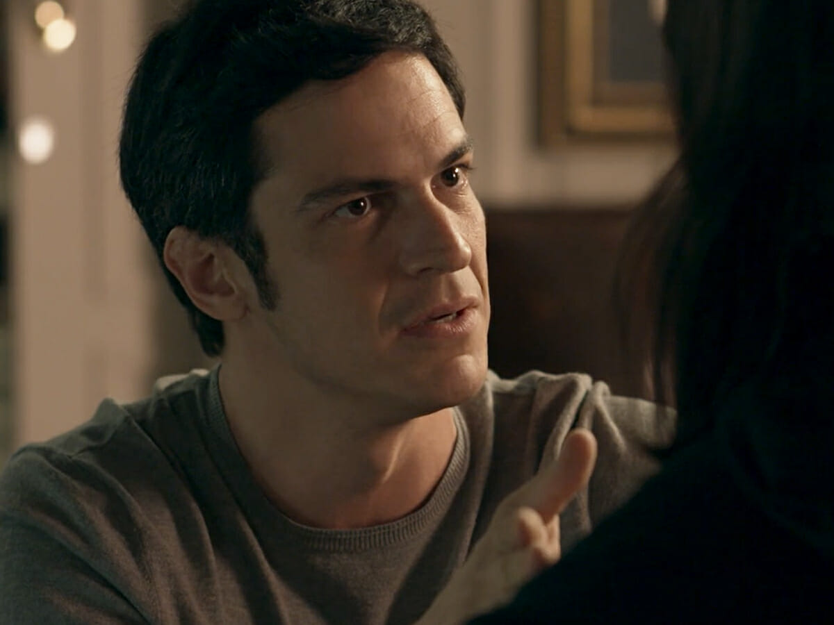 Eric (Mateus Solano) e Bebeth (Valentina Herszage) em Pega Pega