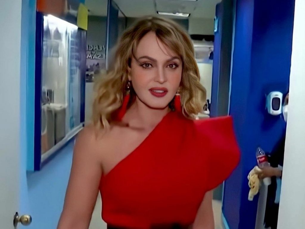 Gaby Spanic vive Fedora em Se Nos Deixam (Reprodução: Televisa S.A.)