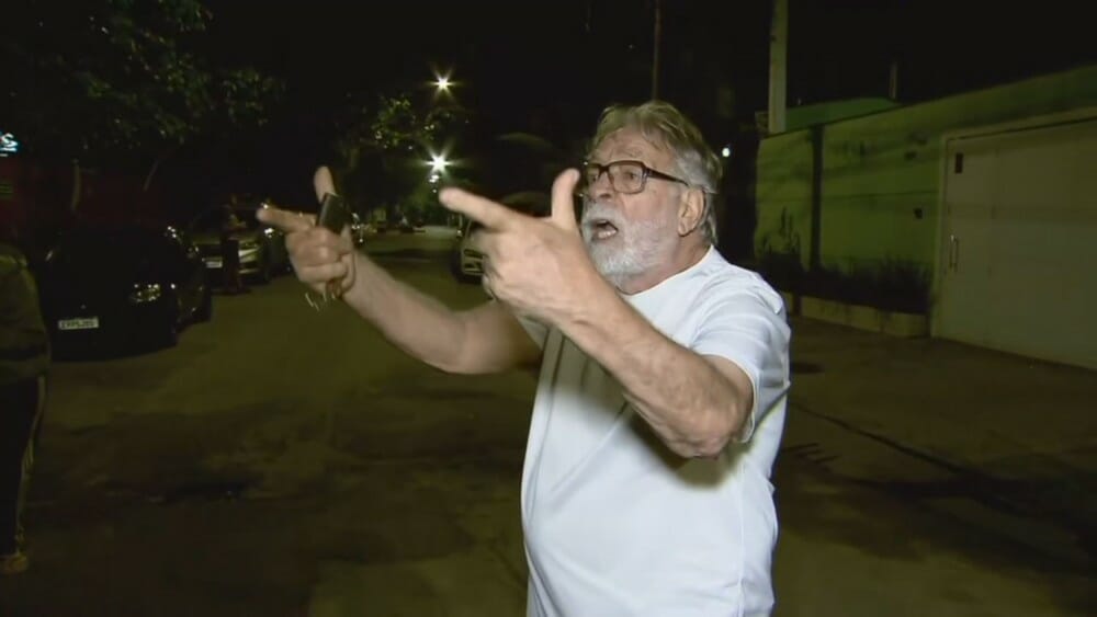 Homem agride equipe