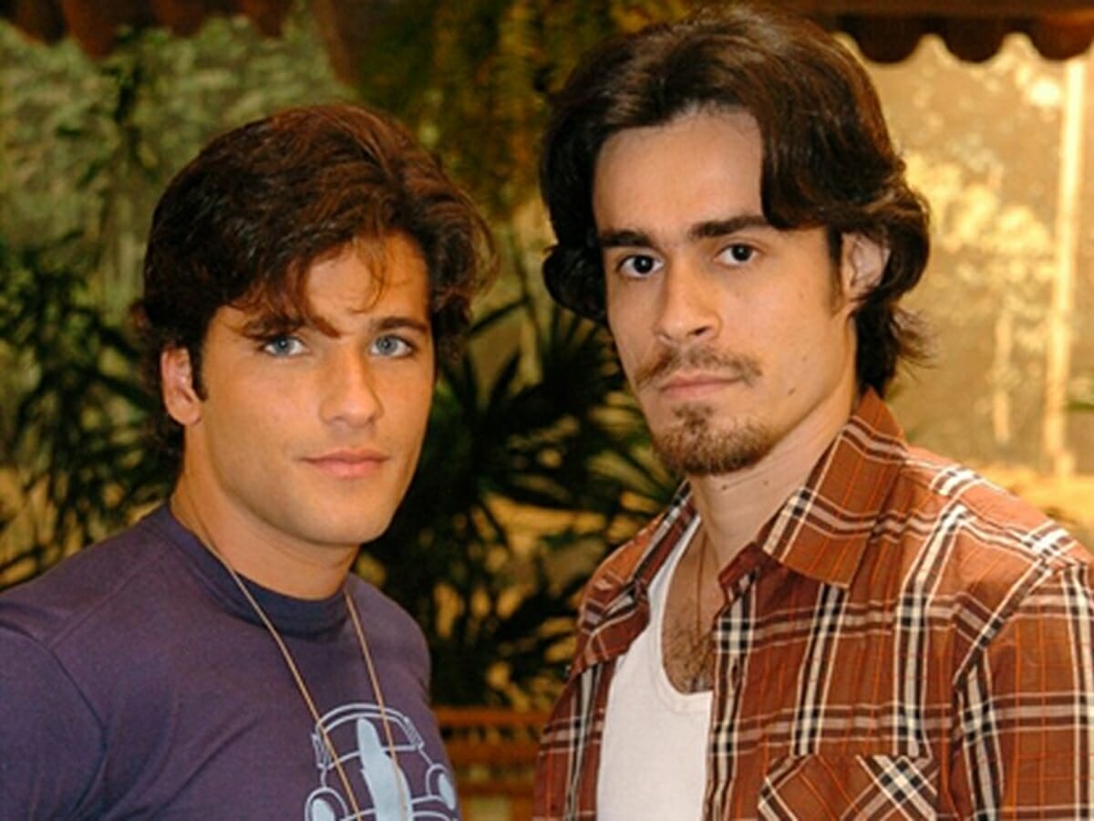 Júnior (Bruno Gagliasso) e Zeca (Erom Cordeiro) de América