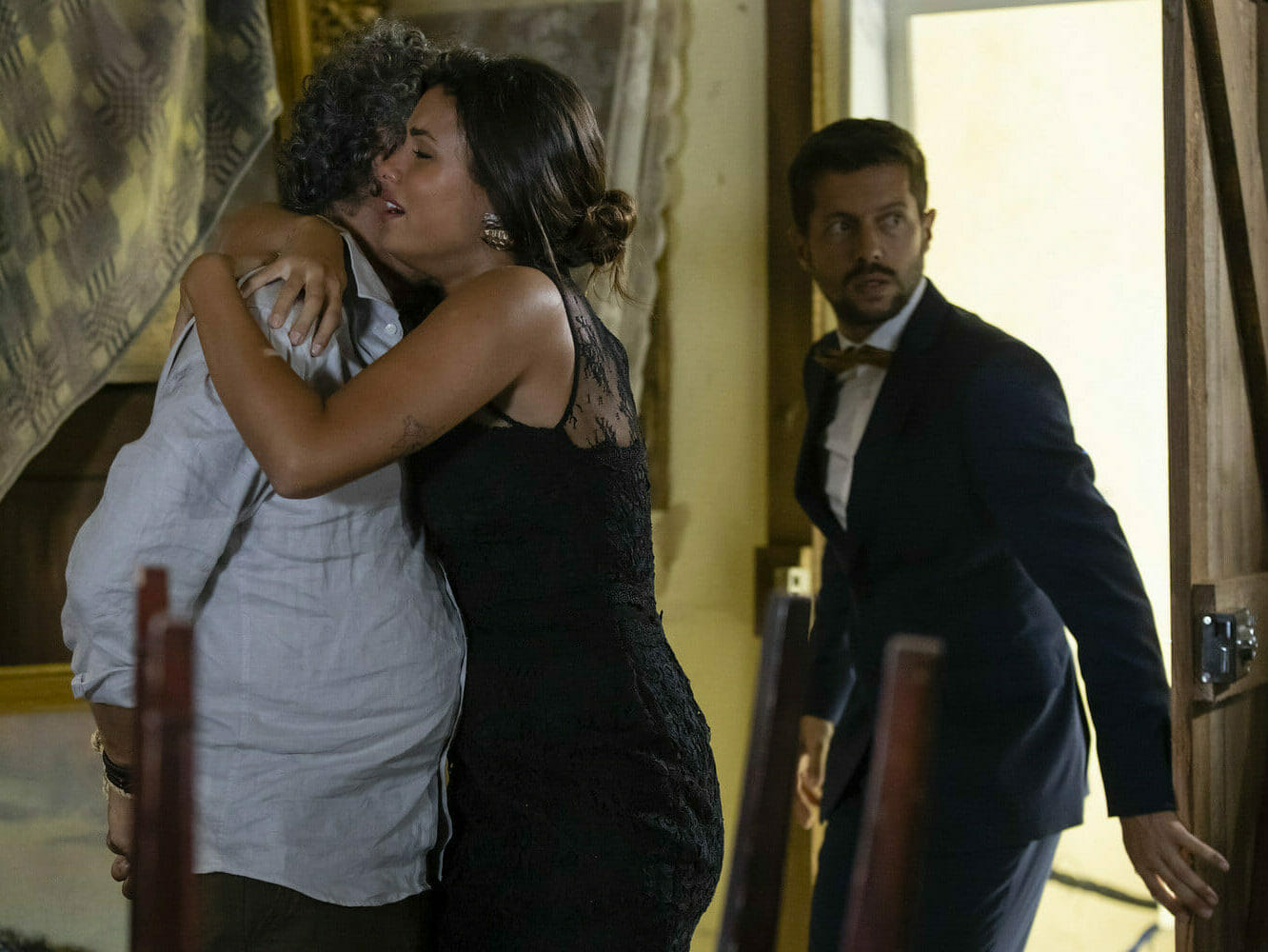 Nazaré (Carolina Loureiro), Joaquim (Rogério Samora) e Toni (Afonso Pimentel) em Nazaré