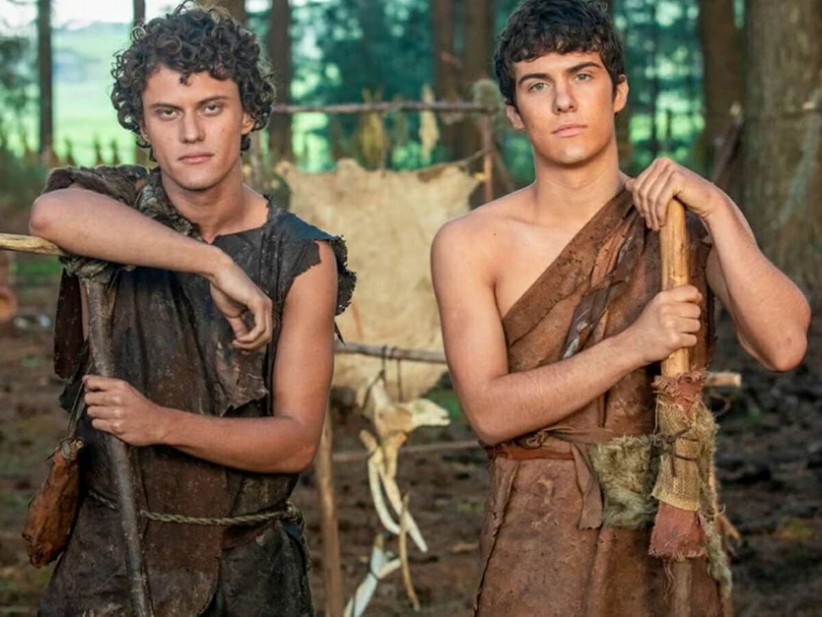 Os personagens Caim (Eduardo Speroni) e Abel (Caio Manhente) em cena da novela Gênesis, da Record TV (Divulgação: Record TV)