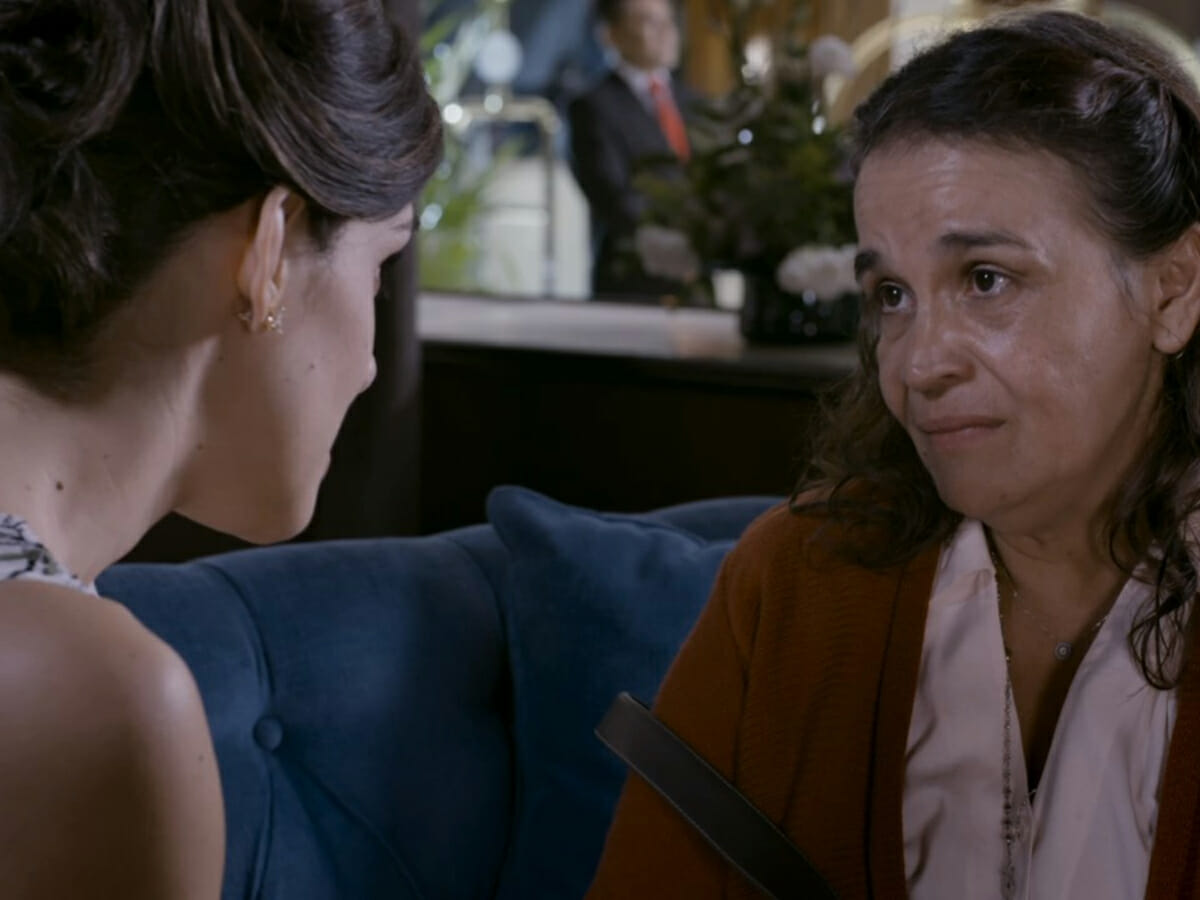Paulina (Sandra Echeverría) e Olga (Victoria Hernández) em A Usurpadora