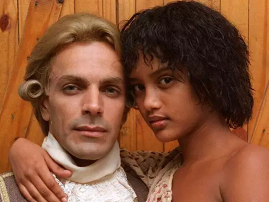 Xica (Taís Araújo) e João Fernandes (Victor Wagner) em Xica da Silva (Reprodução)