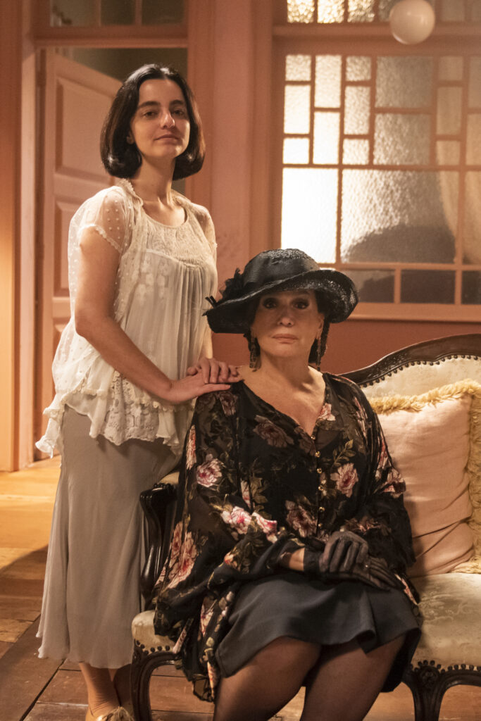 Justina (Julia Stockler) e Em&iacute;lia (Susana Vieira) de &Eacute;ramos Seis (Divulga&ccedil;&atilde;o/TV Globo)
