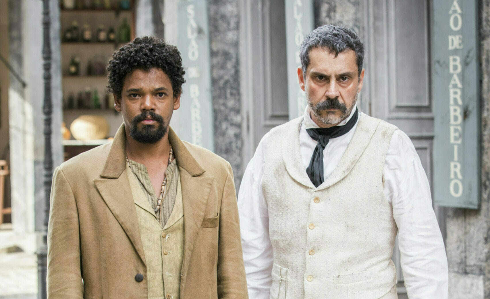 Samuel (Michel Gomes) e Tonico Rocha (Alexandre Nero) de Nos Tempos do Imperador (TV Globo/Divulgação)