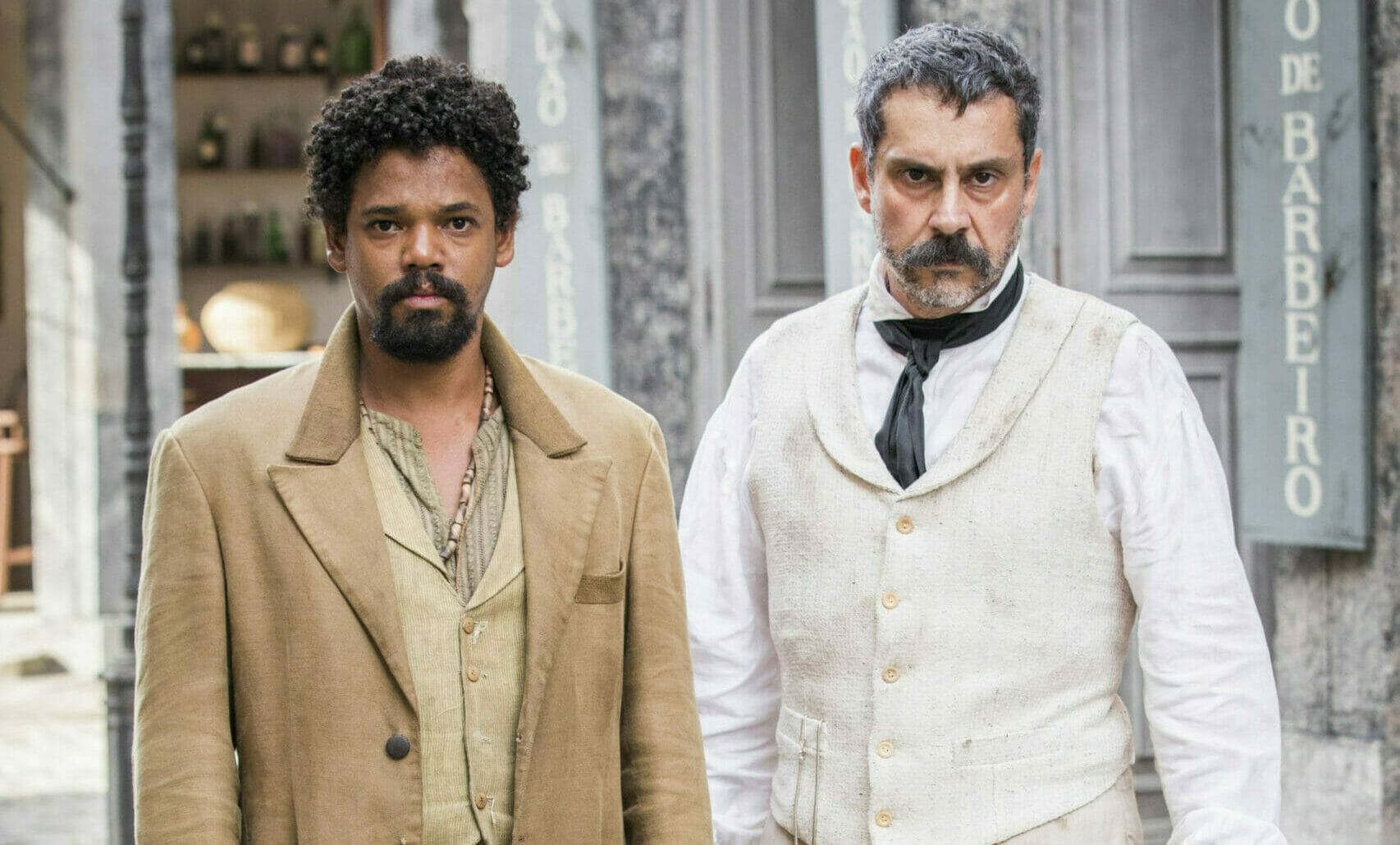 Samuel (Michel Gomes) e Tonico Rocha (Alexandre Nero) de Nos Tempos do Imperador (TV Globo/Divulgação)