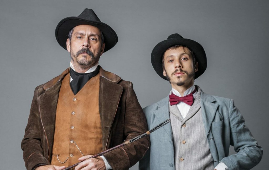 Tonico (Alexandre Nero) e Nélio (João Pedro Zappa) de Nos Tempos do Imperador (TV Globo/Divulgação)