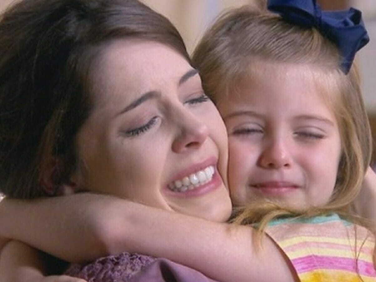 Cecília (Bia Arantes) e Dulce Maria (Lorena Queiroz) em Carinha de Anjo (Reprodução/SBT)
