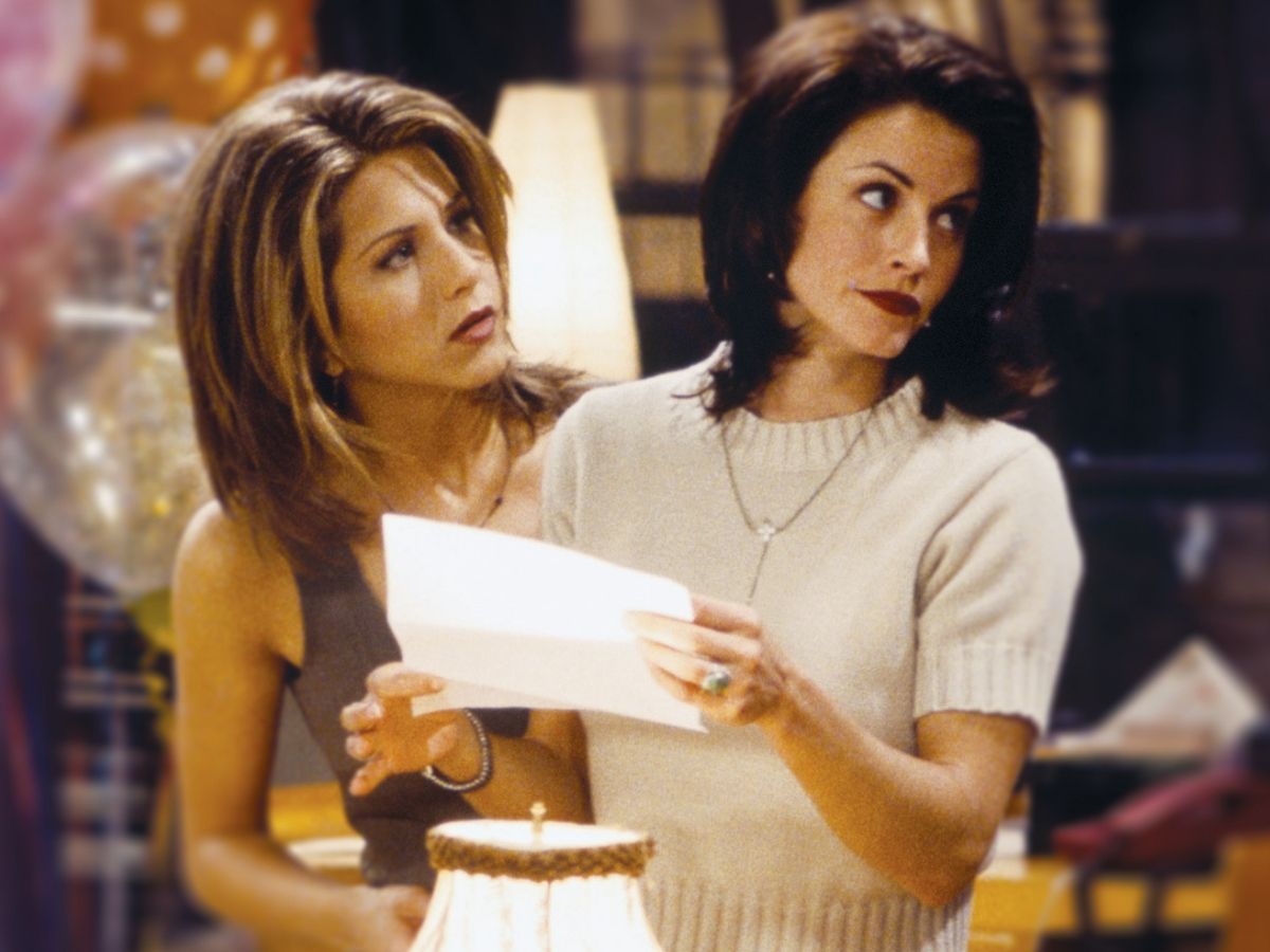 Jennifer Aniston (à esq.) com Courteney Cox em cena de Friends