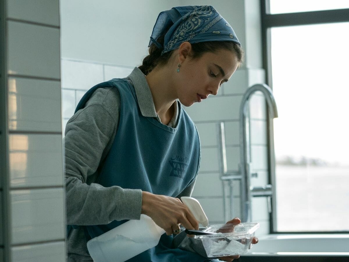 Margaret Qualley em cena da minissérie Maid
