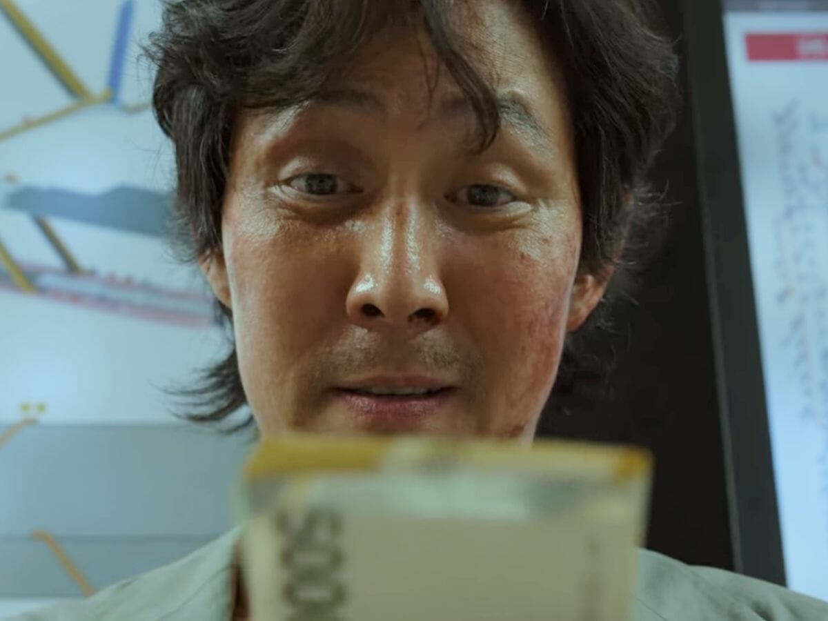 Lee Jung-jae conta dinheiro na série Round 6