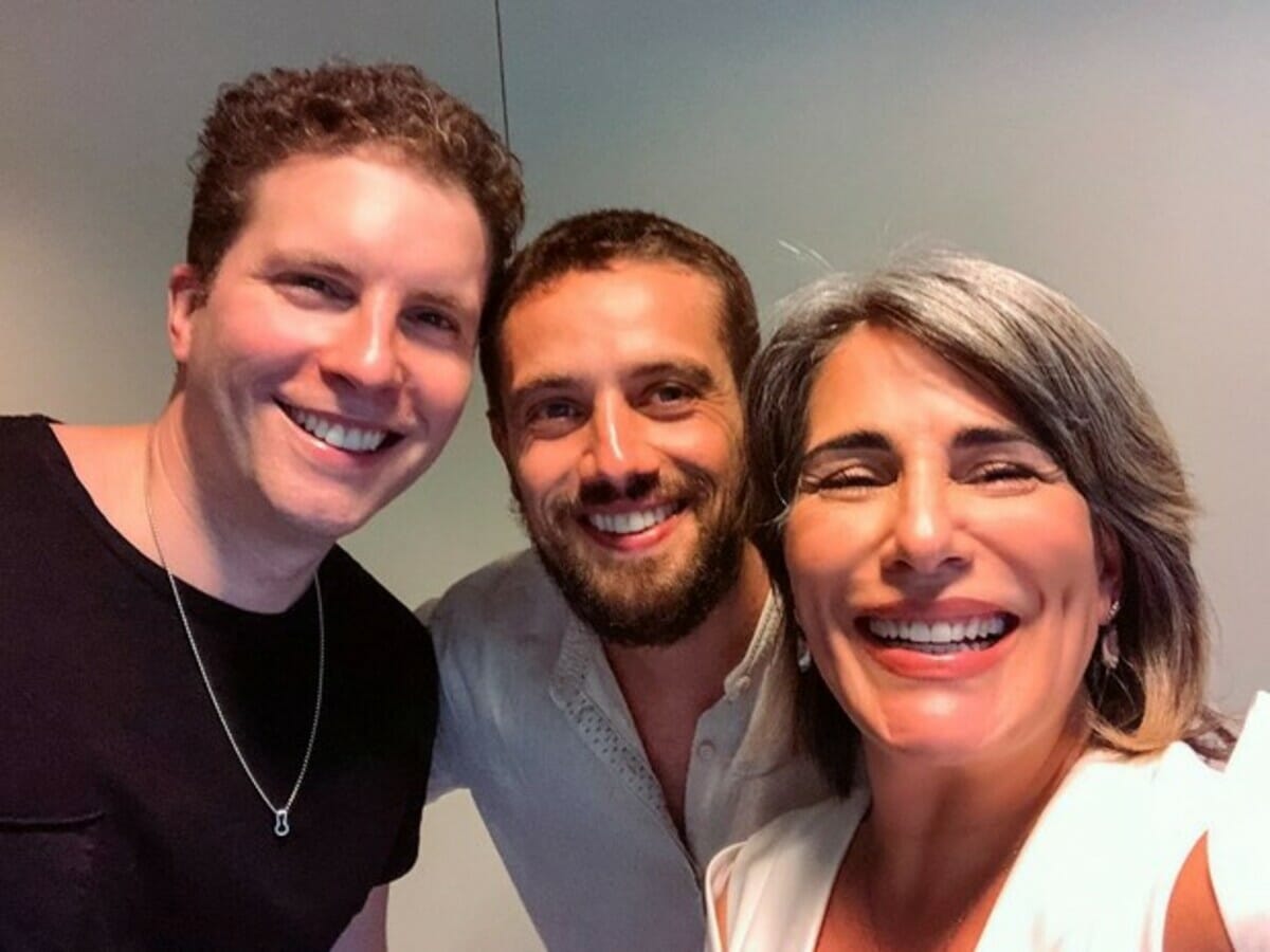 Thiago Fragoso, Rafael Cardoso e Gloria Pires na gravação da vinheta da Globo