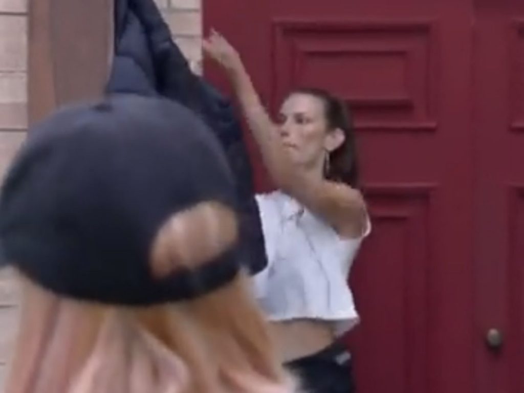 Momento que Dayane Mello rasga a jaqueta de Rico Melquiades em A Fazenda 13