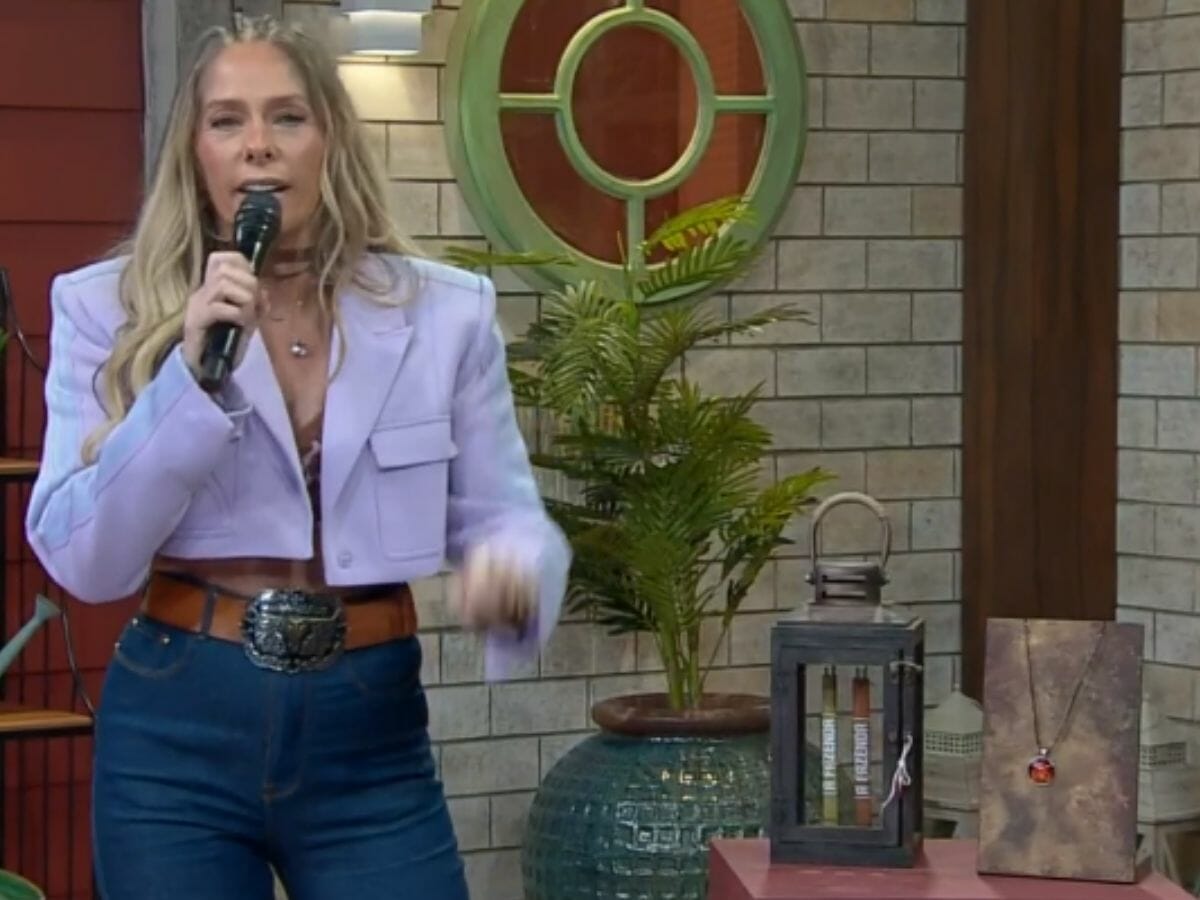 Adriane Galisteu anuncia o poder da chama vermelha