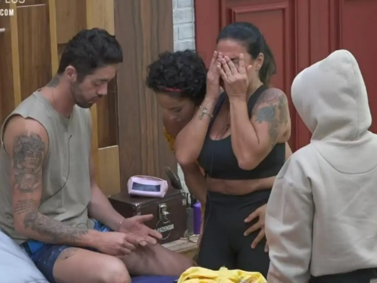 Peões consolam Solange Gomes em A Fazenda 13