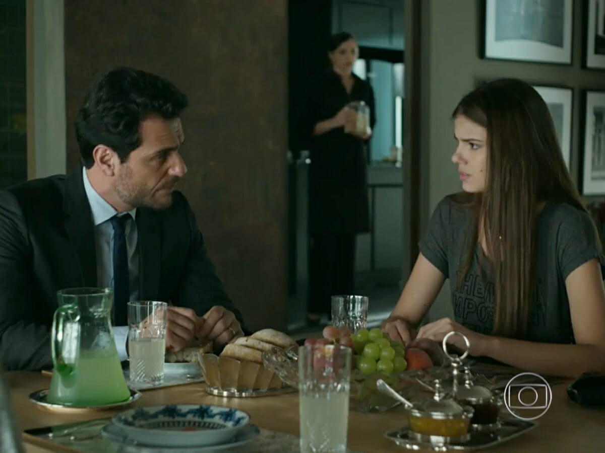 Alex (Rodrigo Lombardi) e Angel (Camila Queiroz) em Verdades Secretas