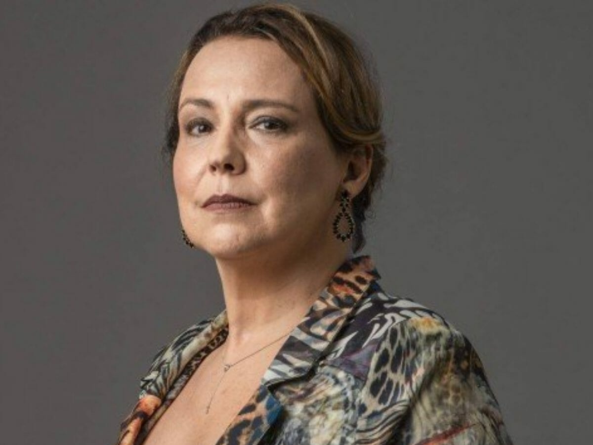 Ana Beatriz Nogueira vive Elenice em Um Lugar ao Sol (Divulgação)