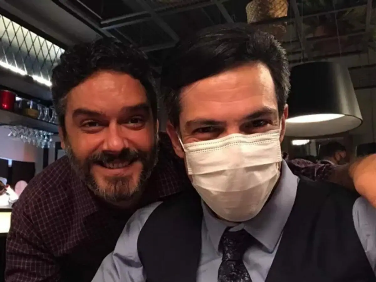Ator Marcelo Cavalcanti com Mateus Solano nos bastidores de Quanto Mais Vida, Melhor! (Divulgação)