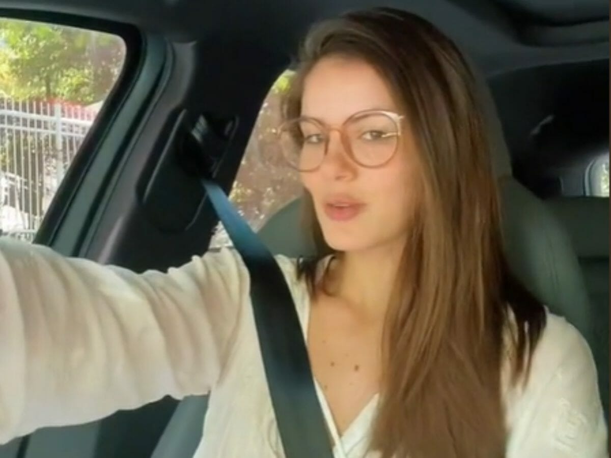 Camila Queiroz em vídeo do TikTok (Reprodução)