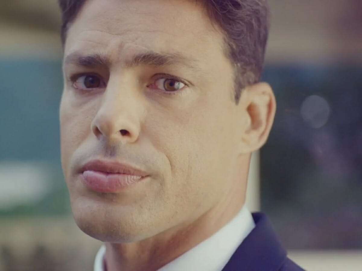 Christian (Cauã Reymond) como Renato em Um Lugar ao Sol