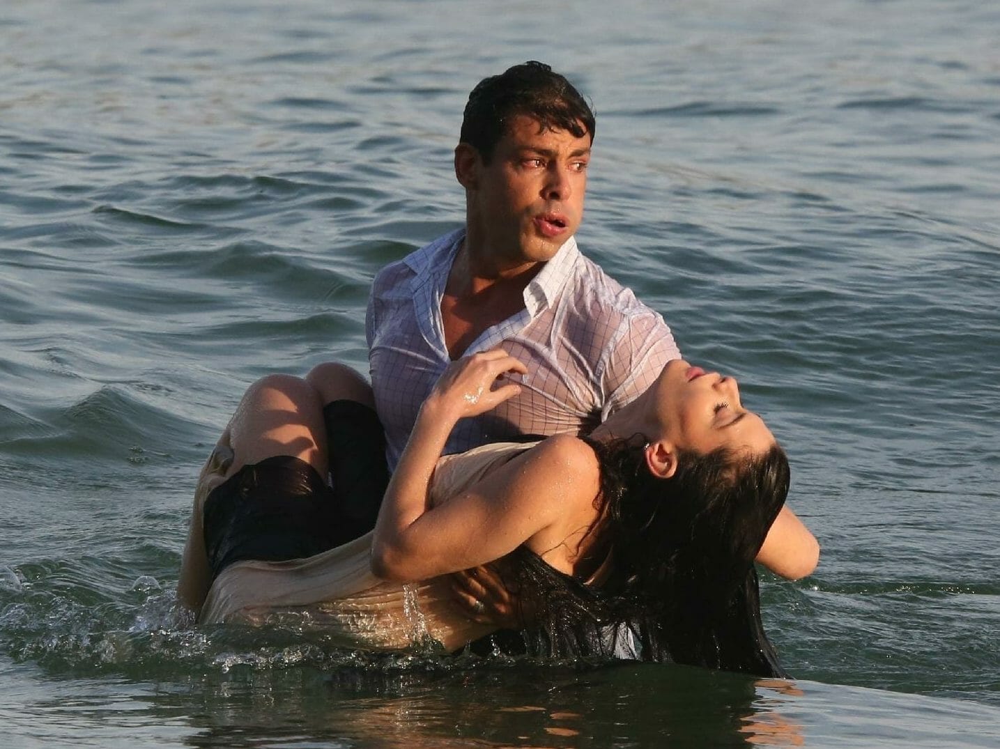 Christian (Cauã Reymond) e Bárbara (Alinne Moraes) em Um Lugar ao Sol