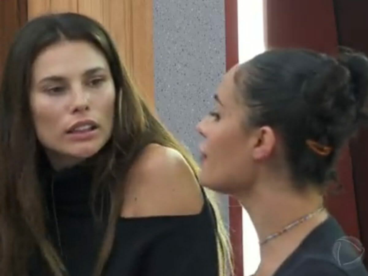 Dayane Mello e Aline Mineiro em A Fazenda 13 (Reprodução/Record TV)